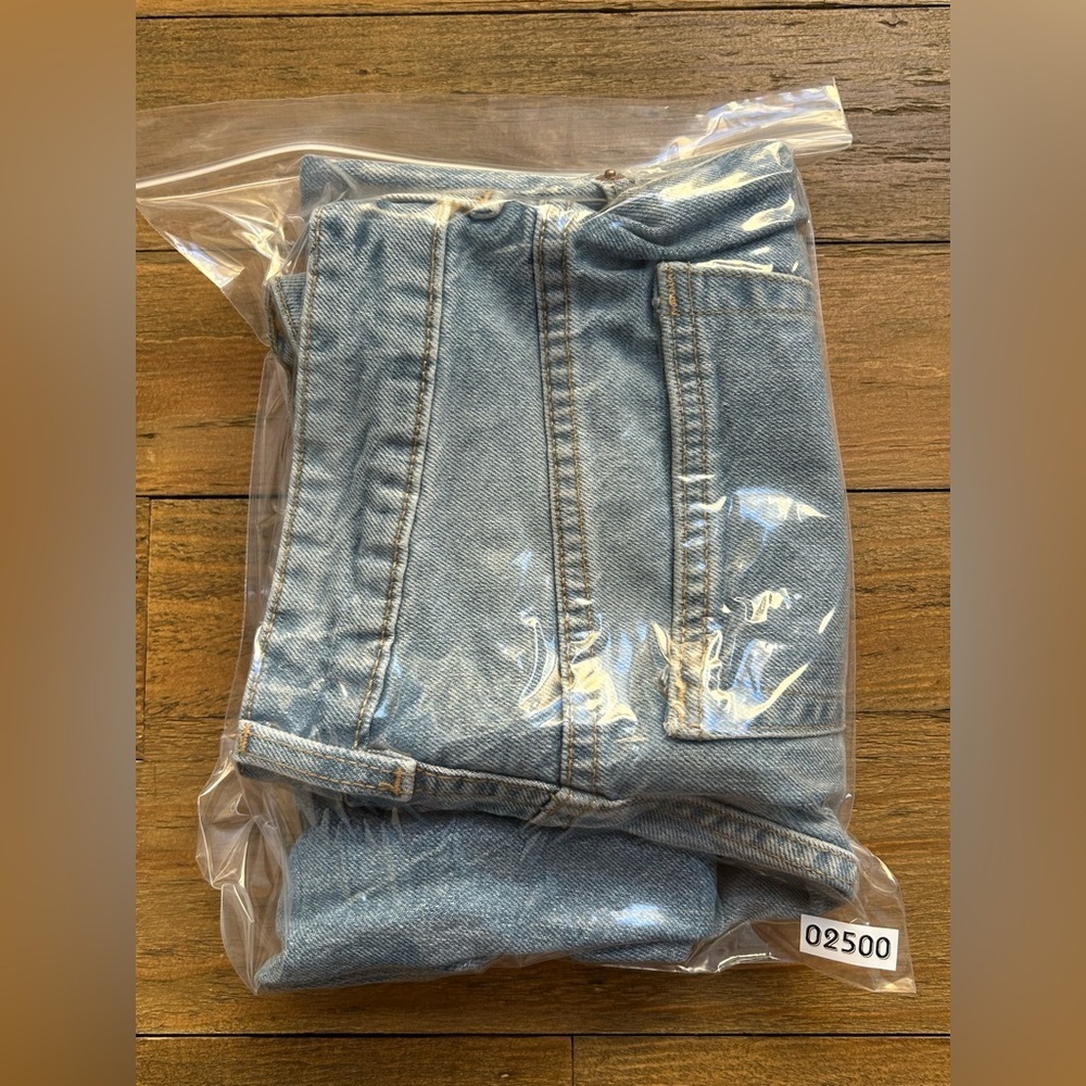 H&M Classic Blue Denim Jeans Straight Leg Light wash Light Tapered High Wasted - Picture 9 of 10